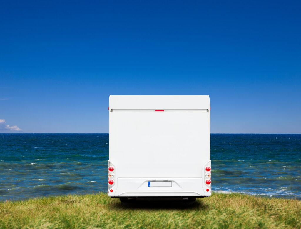 Rückseite eines Reisemobils am Strand