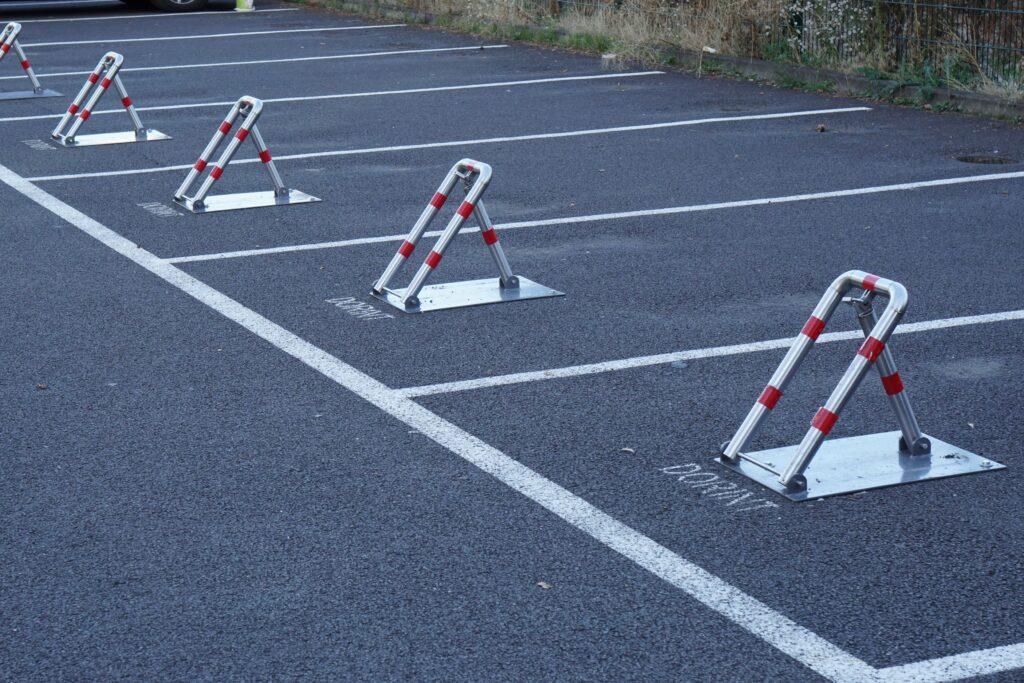 Parkplatzsperren an einem Parkplatz.