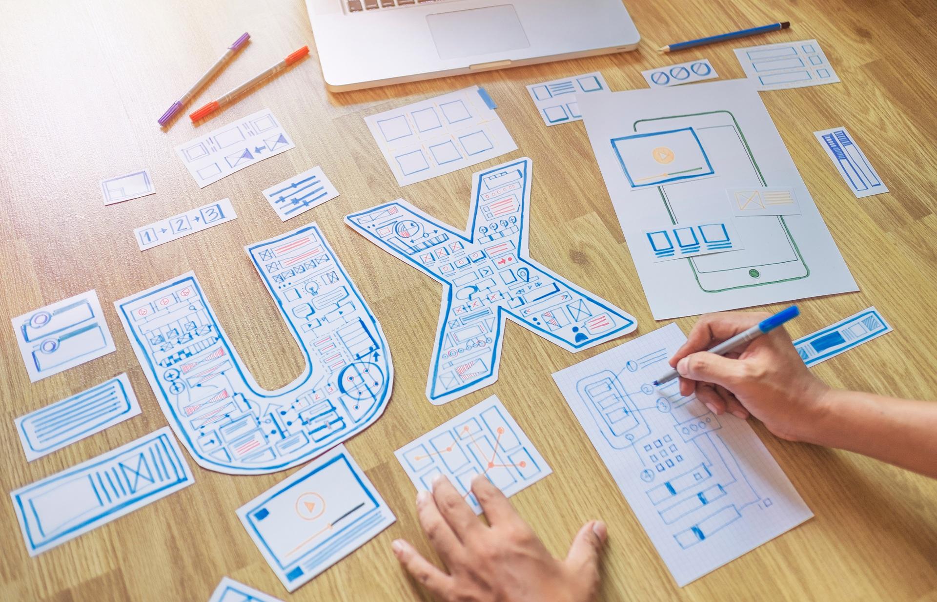 UX-Design mit Skizzen und Elementen | LED-Messestand