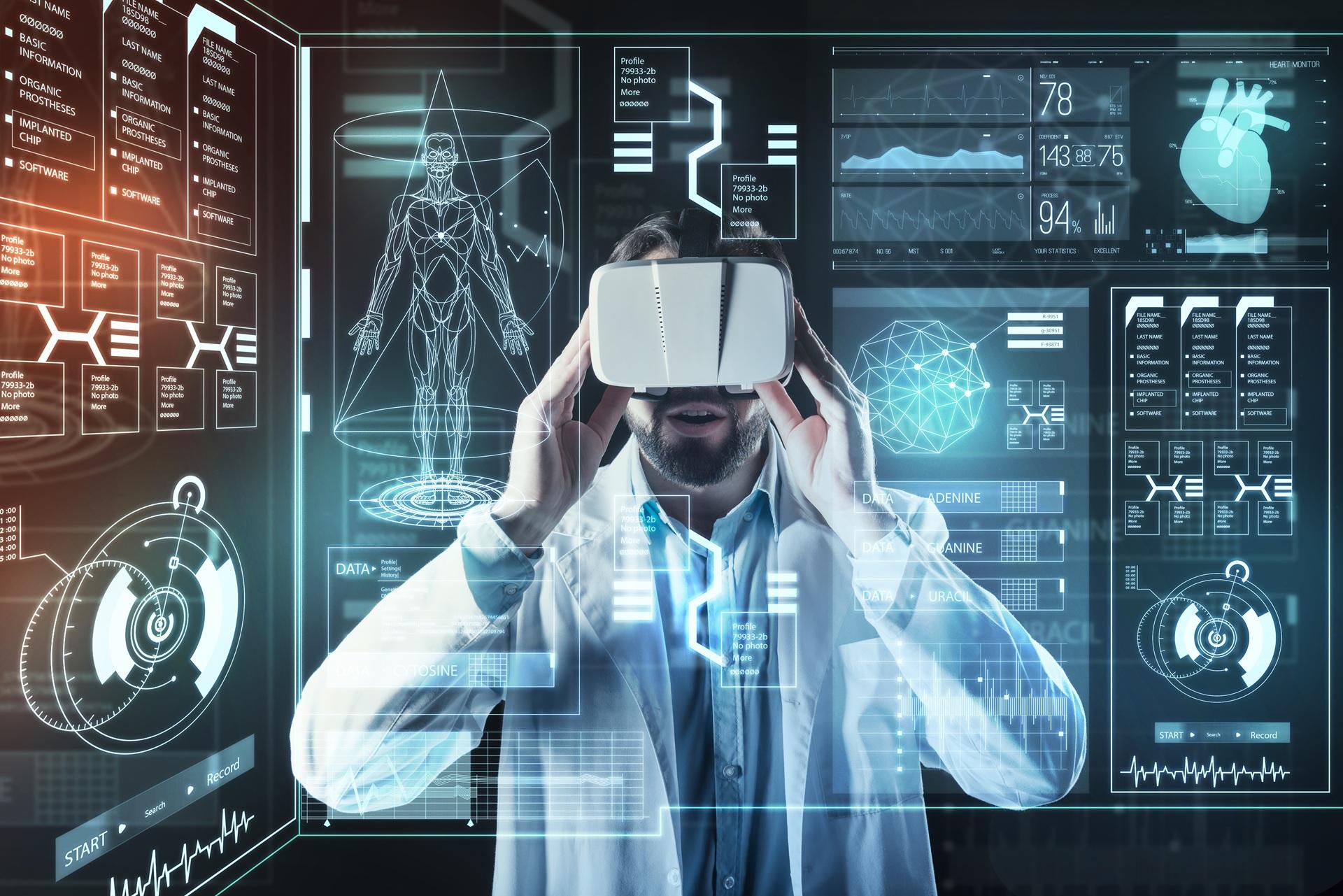 Mediziner mit VR-Brille in digitaler Umgebung | Radiologie Köln
